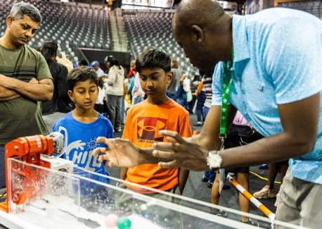Hundreds of budding engineers and scientists explore robotics, virtual reality, physics, and more thanks to a partnership between the College and alumnus Calvin Mackie.